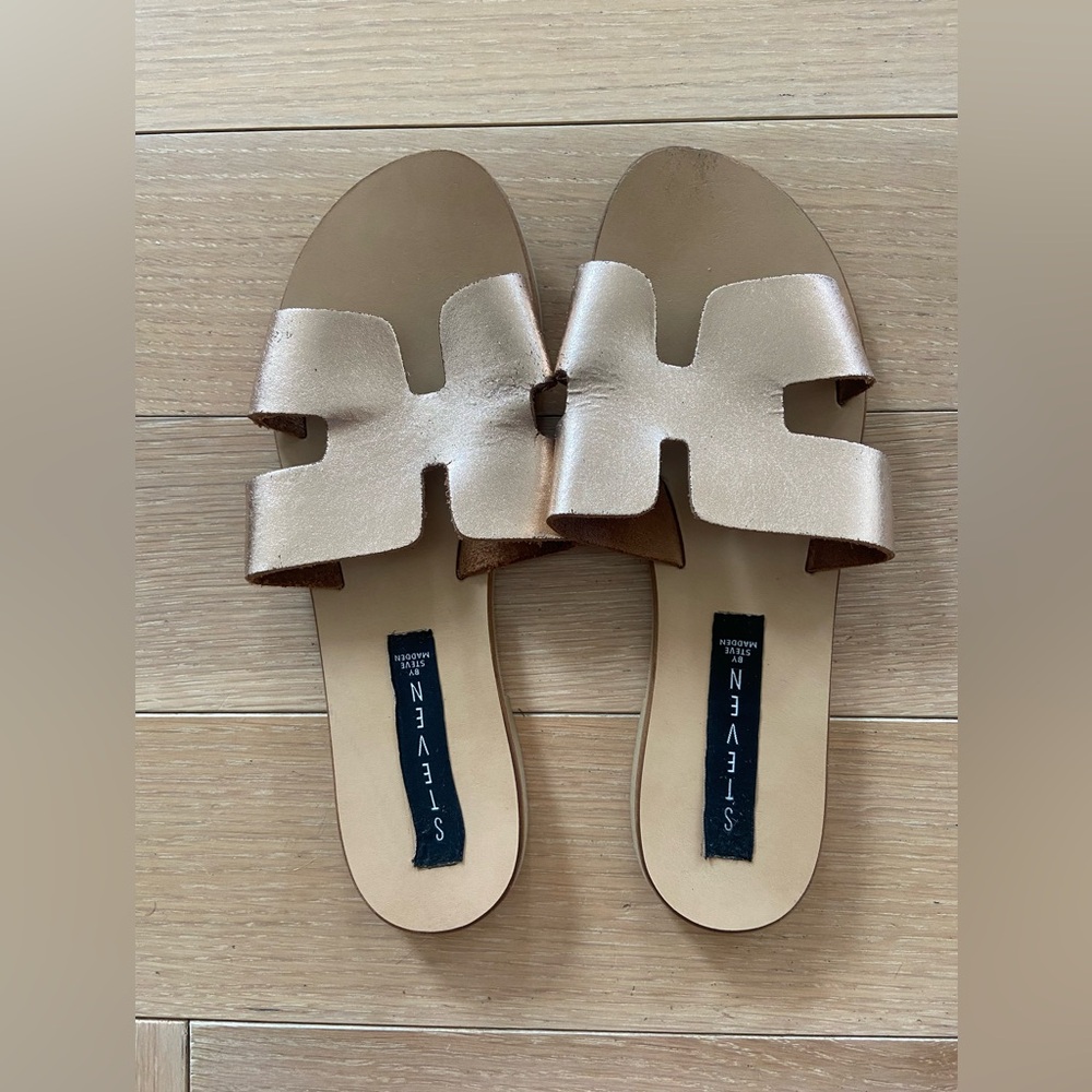 Super cute sparkling rose gold flats by Steve Madden. Size 8.
